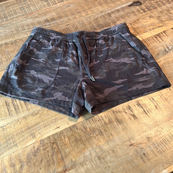 NWOT Athleta Camo Farallon Short, Olive Camo - Picture 3 of 10